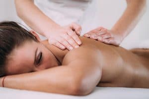 Relaksujący masaż pleców