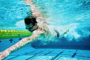 Pływanie na problemy z kolanami