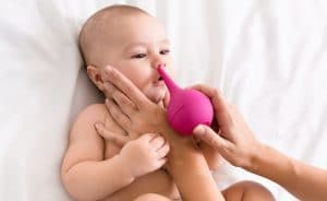 Czyszczenie nosa niemowlakowi