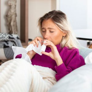 Kobieta przeziębiona latem