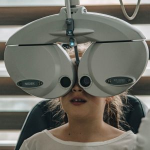 Badanie wzroku dziecka u optyka