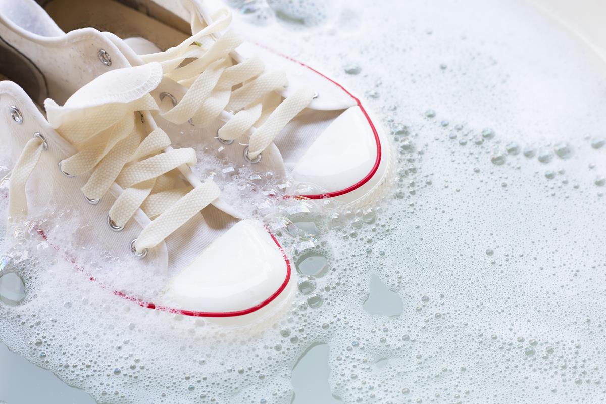 Jak czyścić białe buty