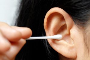 Jak pozbyć się woskowiny z uszu